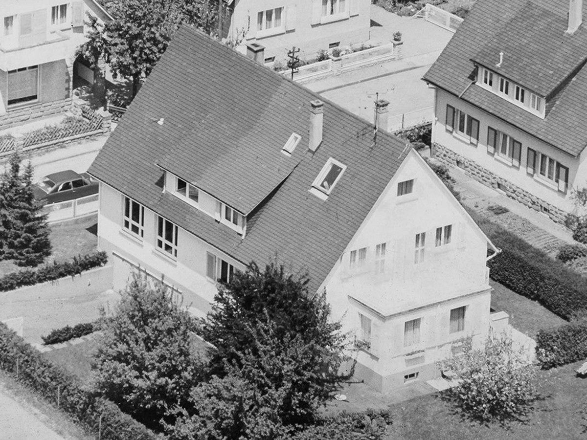 Historisches Luftbild des ersten Firmengebäudes von Josef Pfeffinger in Tiefenbronn, um 1950
