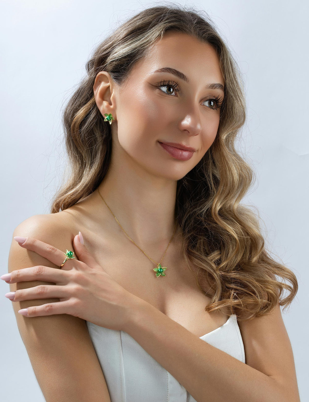 Ring Seerose 925/- Silber goldplattiert mit Muschelkernperle smaragd getragen, Hand auf der Schulter