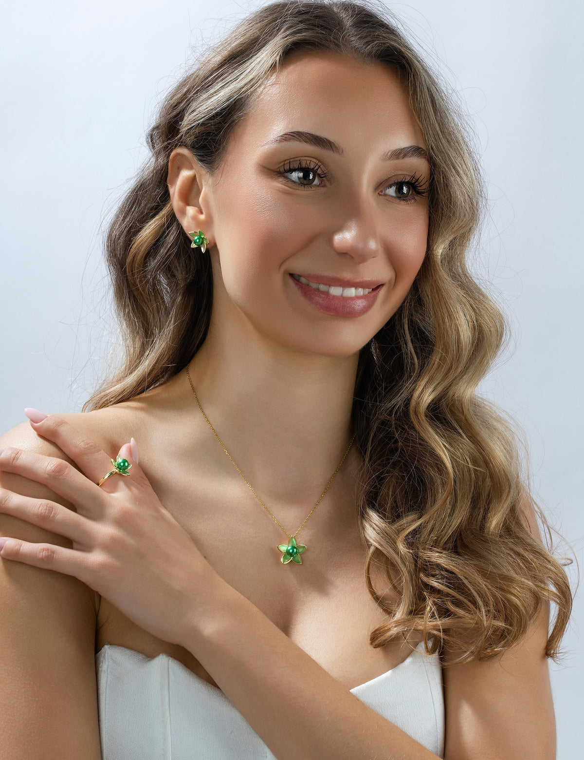 Anhänger Seerose 925/- Silber goldplattiert mit Muschelkernperle smaragd an einer Kette getragen, Porträt mit Ring und Ohrsteckern Seerose