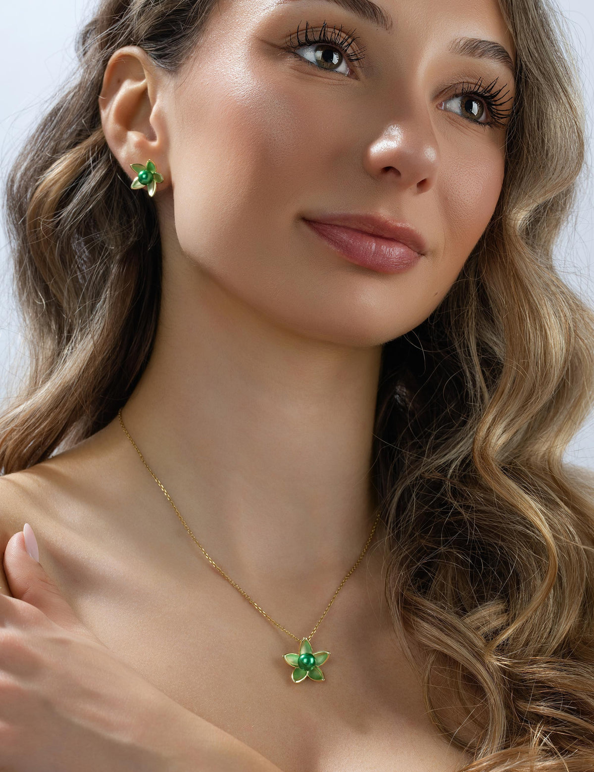 Ohrstecker Seerose 925/- Silber goldplattiert mit Muschelkernperle smaragd getragen, Nahaufnahme mit Anhänger Seerose