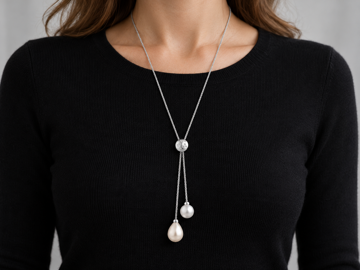 Slidercollier aus 925 Silber mit Zirkonia-Gleitelement und zwei Muschelkernperlen am Model